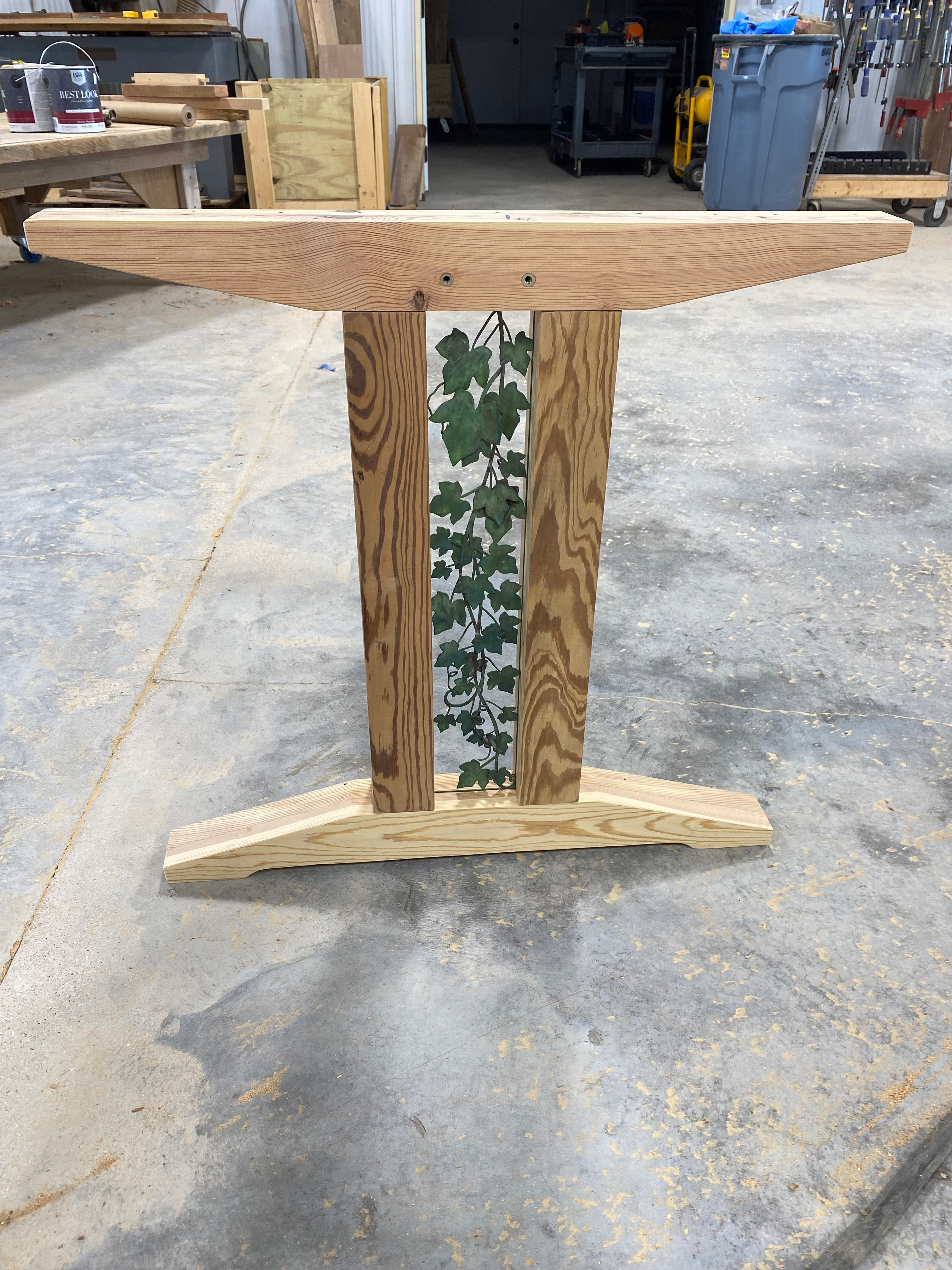 Ivy Trestle Base